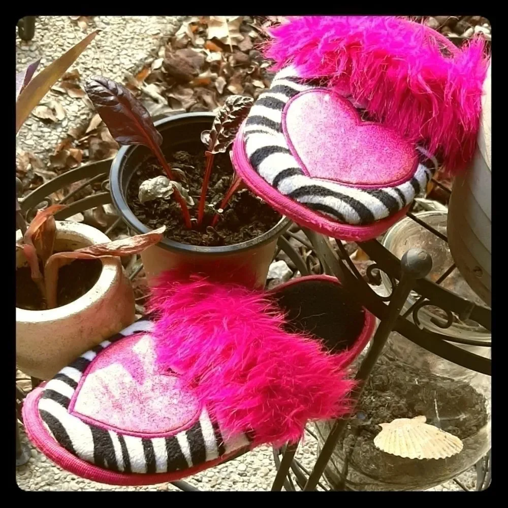 3/10$ Pink heart black & white Zebra slippers